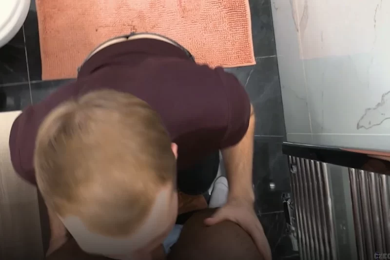 Czech Hunter 855: Shy Courier Delivers a Hookup