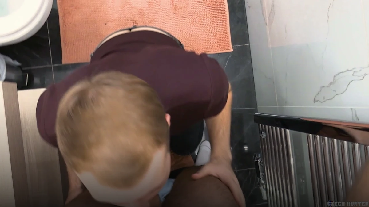 Czech Hunter 855: Shy Courier Delivers a Hookup